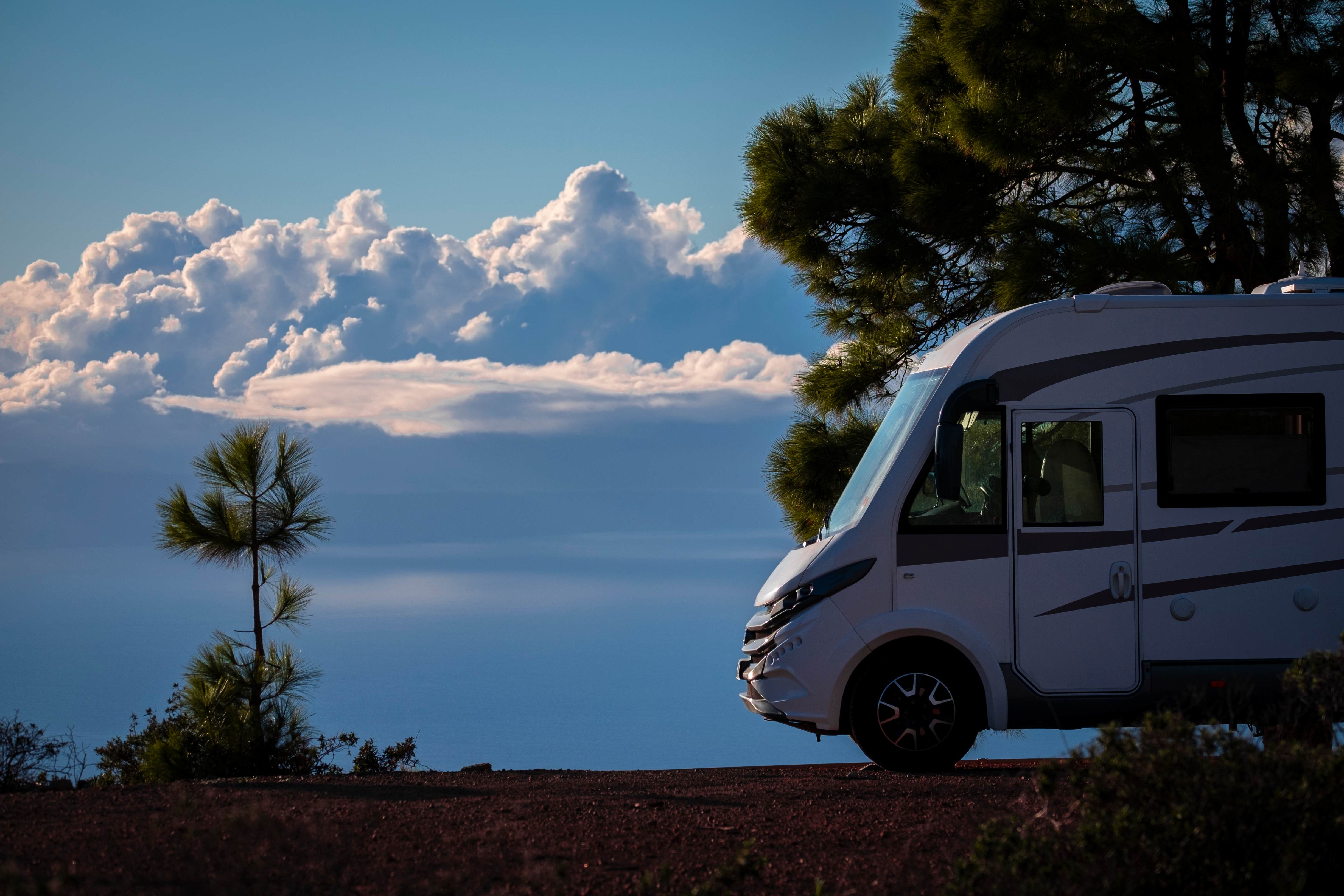 Camping-car garé face à la mer au coucher du soleil